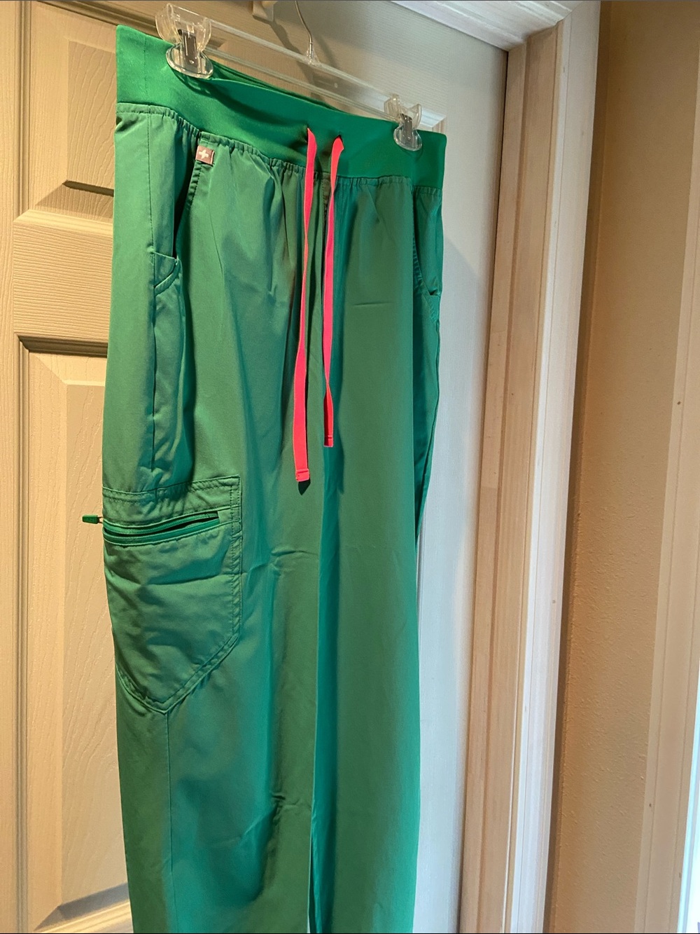 Figs Women's Scrub Set in Safety Green top small bottoms medium - Picture 9 of 12